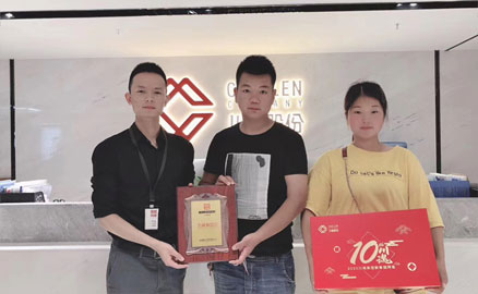 江苏的衡哥签约帽牌货冒菜加盟品牌