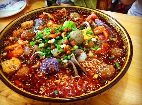 冒菜口味丰富多样，麻辣烫爽口无比